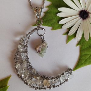 Dije amuleto Luna con Cuarzo Cristal y Fluorita Arcoiris