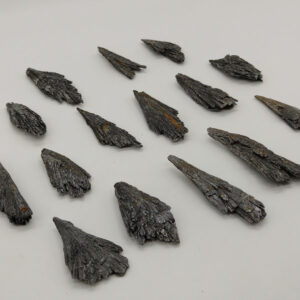 Cianita Negra o Escoba de Bruja en bruto